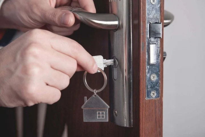Tại sao nên cắm chìa khóa cửa vào ổ trước khi đi ngủ?